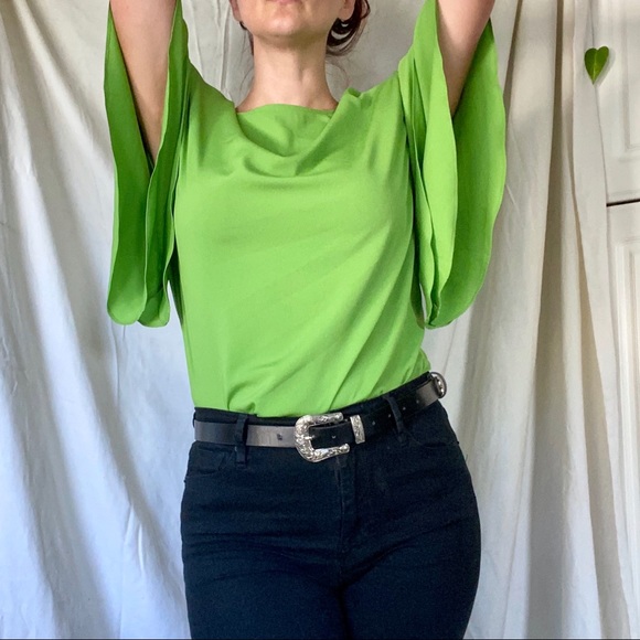Layered, wing-sleeve green top - Picture 4 of 4